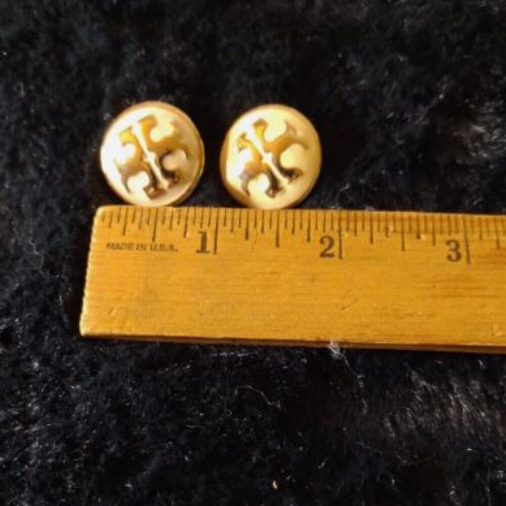 Tory Burch Logo Pierced Earrings Classic Gold Tone On White Look - Picture 5 of 5